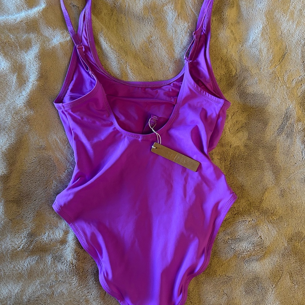 Skims Scoop One Piece Swimsuit, NWT, Size Medium, Violet - Picture 5 of 7